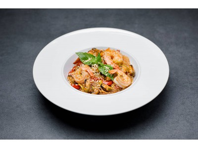 Rice noodles with mussels and tiger prawns