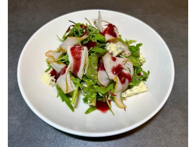 Salad with chicken breast, grapes and Dor Blue cheese